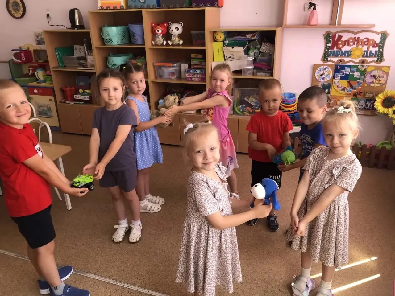 В группе 3. Прошла акция : Подари игрушку.