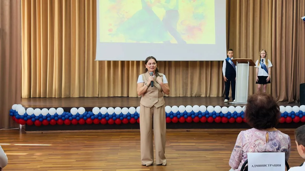 🏫 В МБОУ СОШ №4 (корпус 2) прощались с начальной школой. Наши 4 «Г», 4 «Д», 4 «Е» и 4 «Ж» классы офи