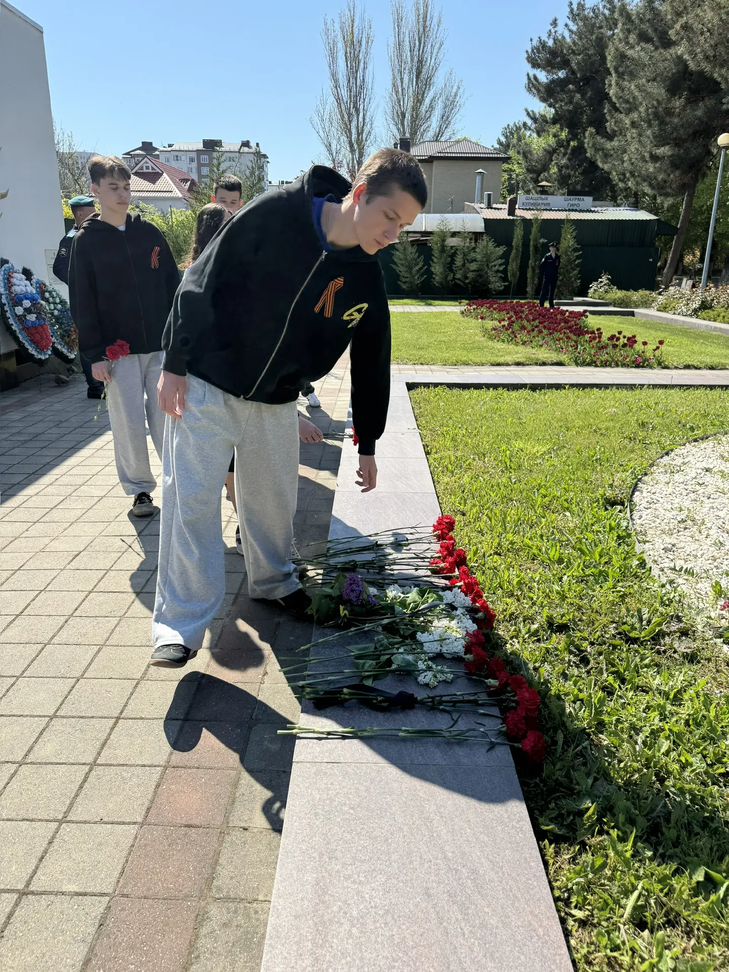 🎗️Студенты Анапского индустриального техникума приняла участие в церемонии возложения цветов к Братс