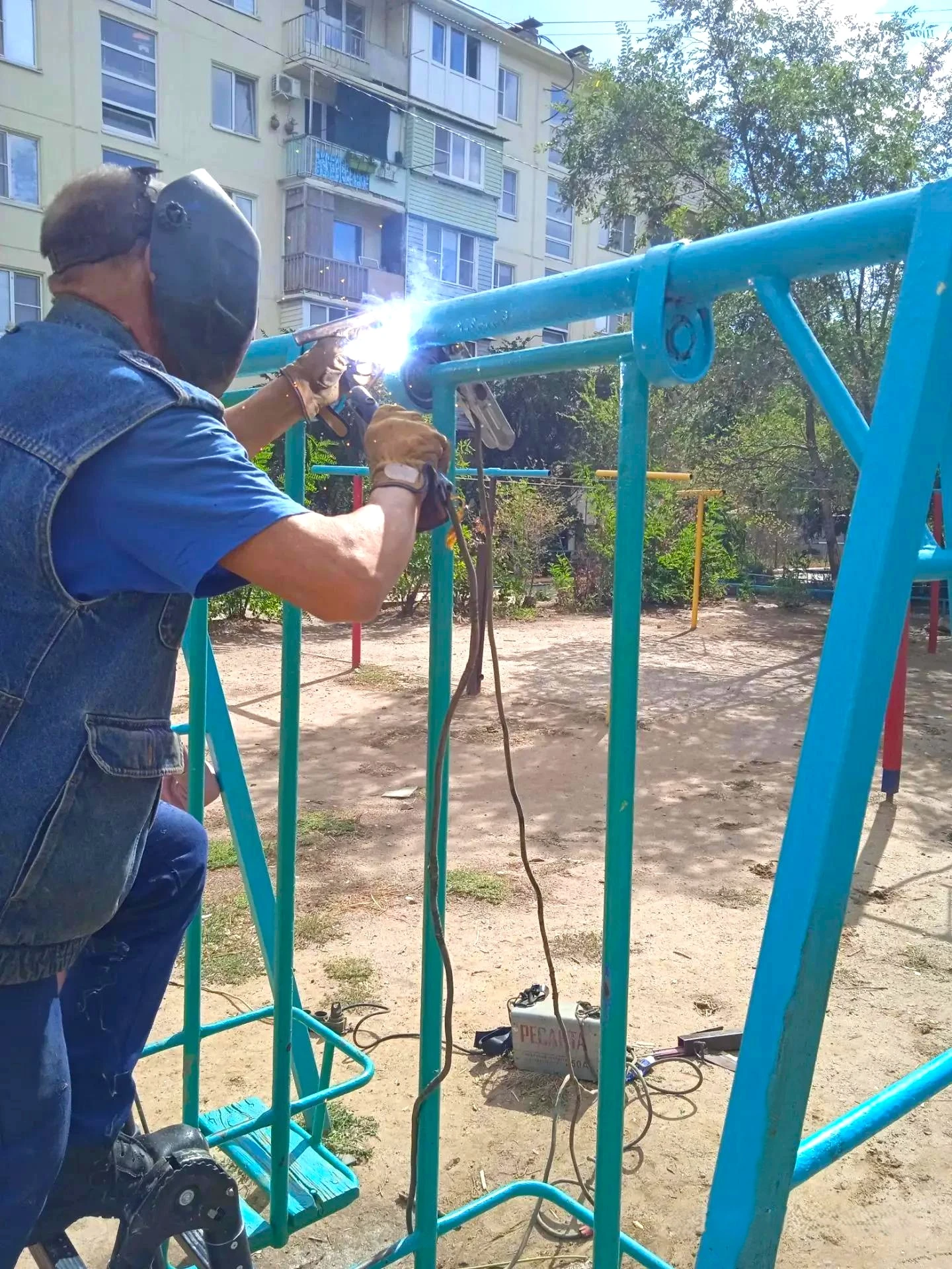 К новости «⚙️ Плавный ход и тишина: ремонт качелей во дворе»