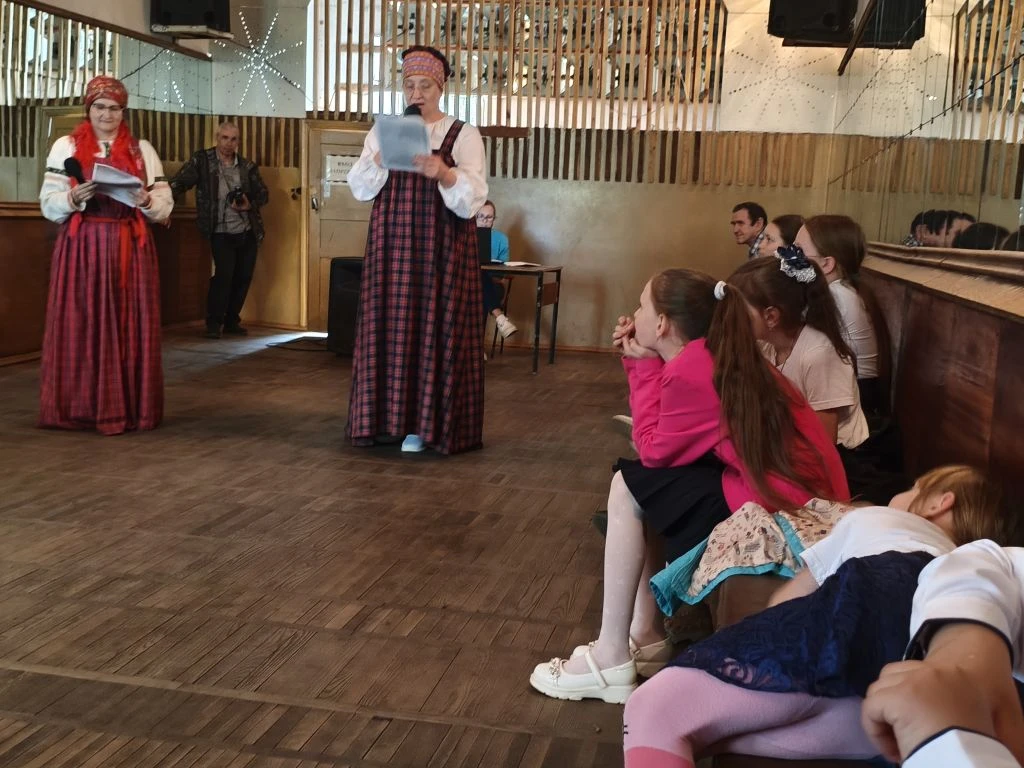 💫Сегодня участники школьного лагеря вновь посетили Славковский СКК. 
🤝На этот раз сотрудники Дома 