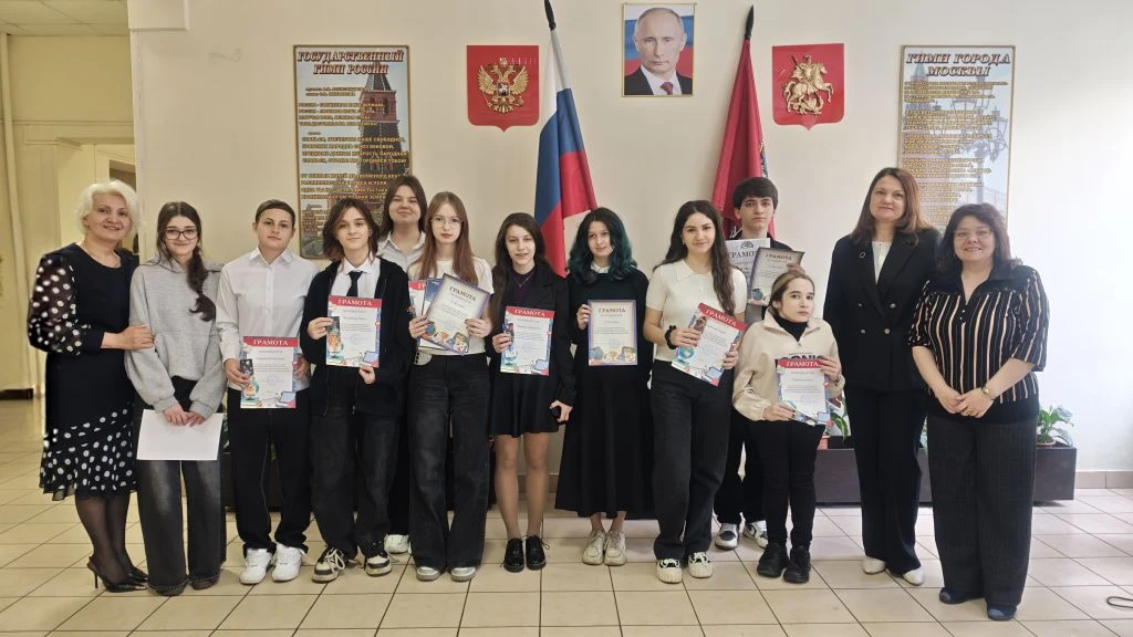 🇷🇺 Утро начинается с важного! ✨  Новая учебная неделя в школе началась с торжественной линейки: выно