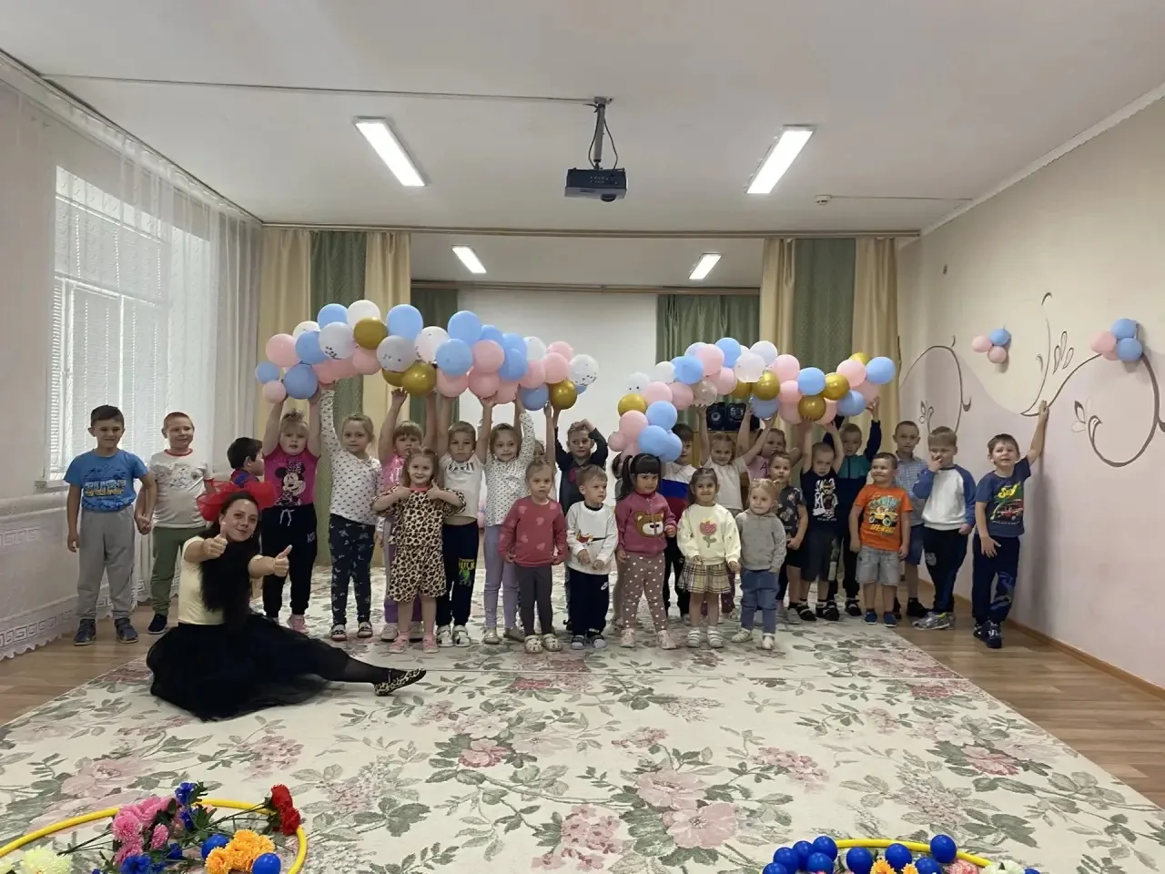 🌦️ За окном пасмурно и дождливо, а у нас в музыкальном зале было ярко, весело и по-лет...