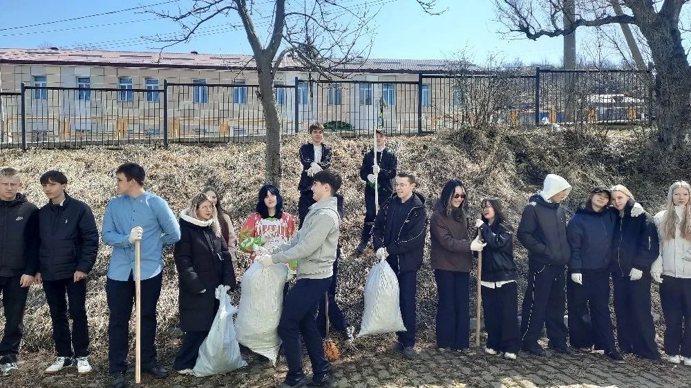 Субботник в школе: вместе делаем мир чище!  В рамках традиционного месячника в школе прошла серия су