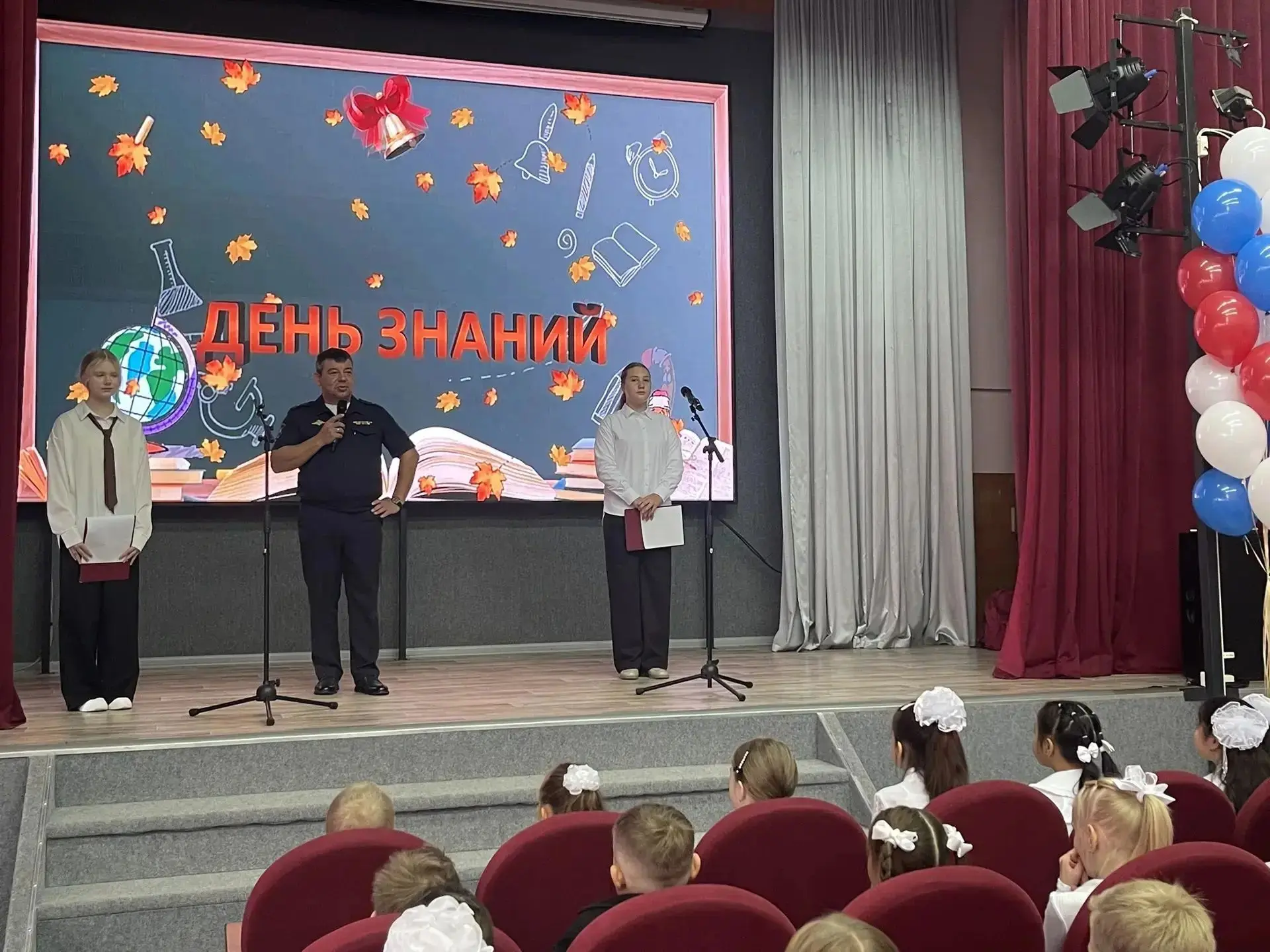 На торжественной линейке, посвящённой началу учебного года, выступил начальник отдела Г...