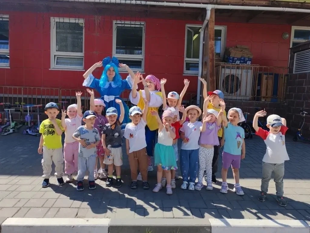 С Днём защиты детей! 🌸

Дорогие ребята, родители и коллеги! От всего сердца поздравляем вас с чудес