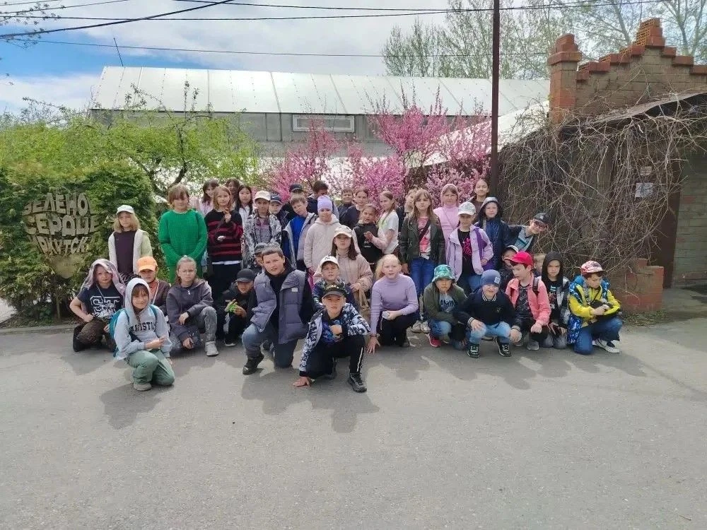 Сегодня обучающиеся нашей школы (2Б, 2Г, 3Б, 3Д и 3Е классов) ездили на экскурсию в "Ботанический са