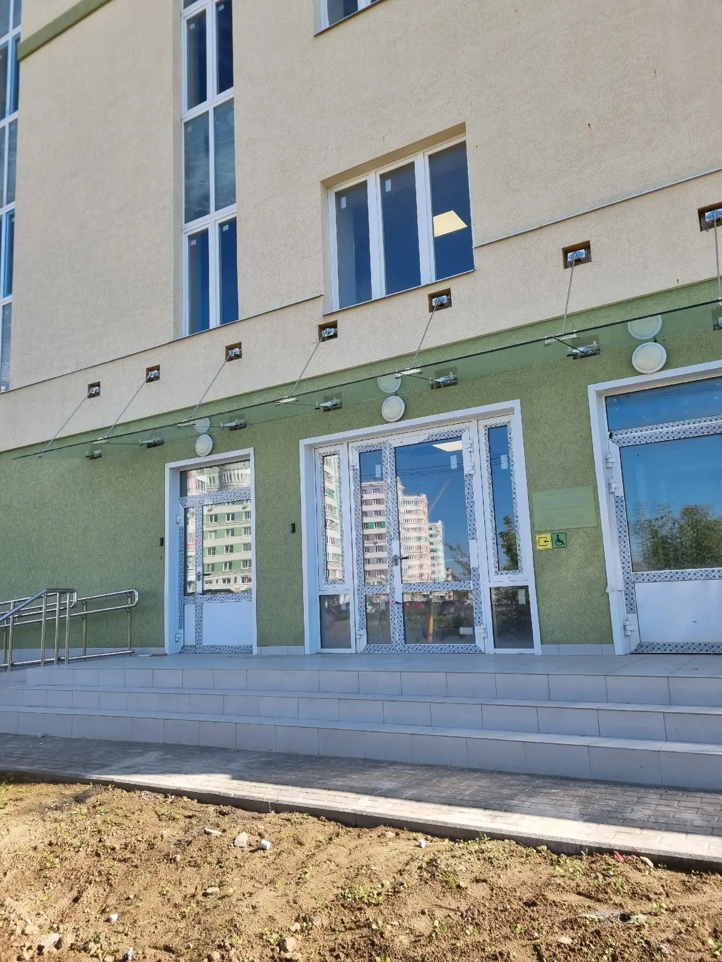 Вопрос к знающим инженерам, архитекторам: "Зачем делать над входом в здание вот такой  ...