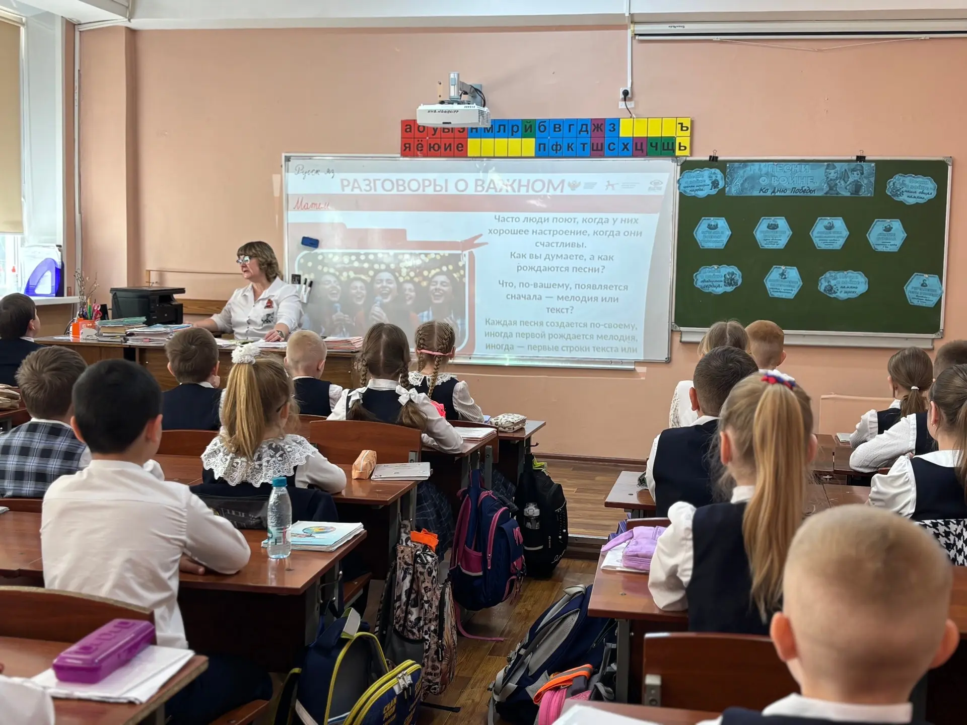 🇷🇺4 мая в МБОУ «СОШ №34» состоялась традиционная церемония выноса Государственного флага Российской 