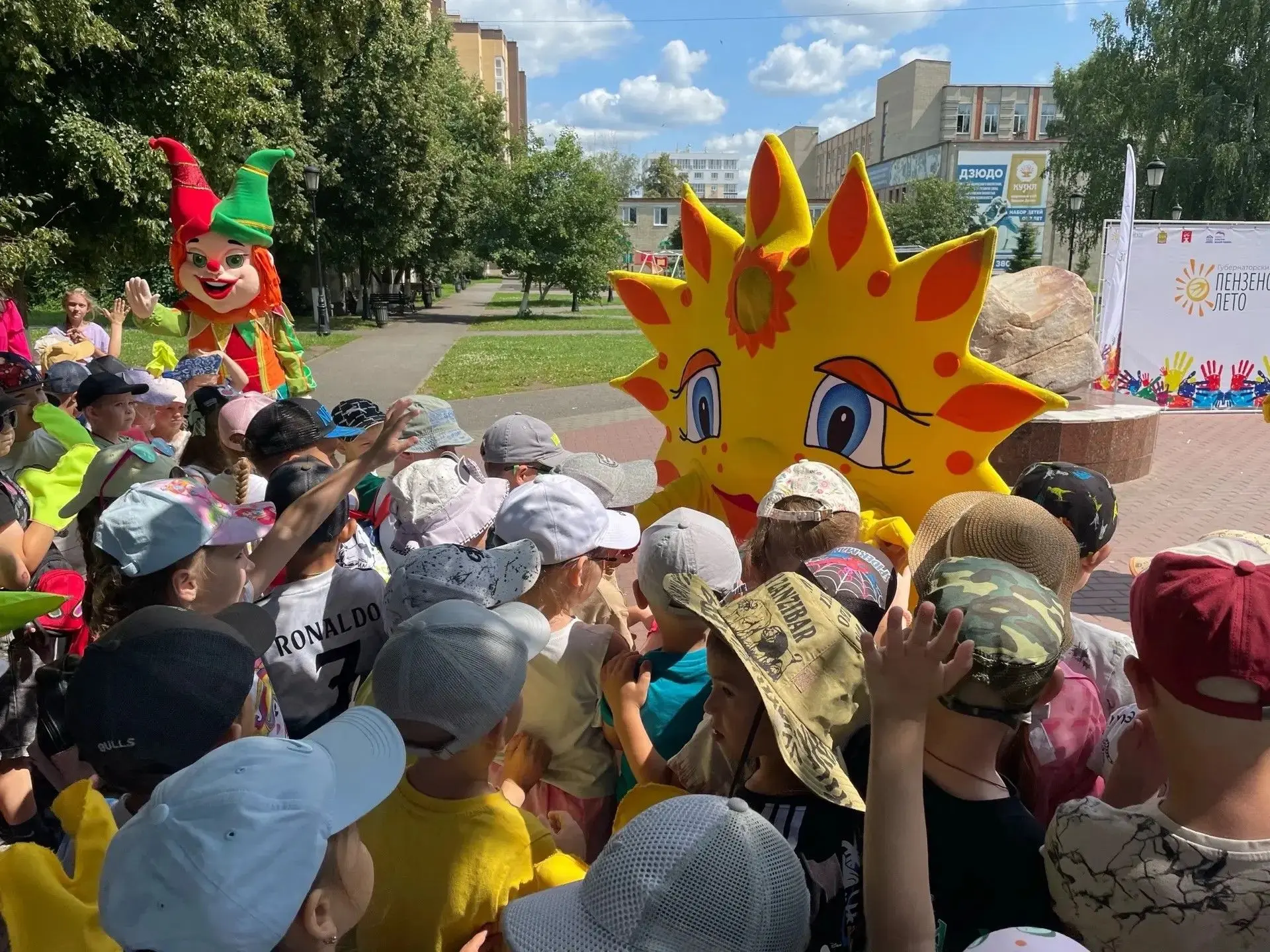 🌼 «Мы вместе-мы семья» 🌼🎈Под таким девизом прошла праздничная программа на центральной площади, п