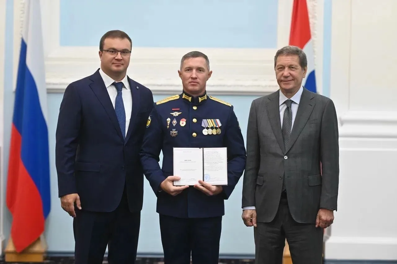 🎖 Губернатор Омской области Виталий Хоценко и первый зампред Госдумы Александр Жуков в...