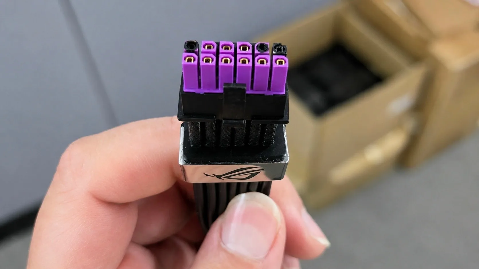 Кабель ASUS ROG Equalizer с защитой от перегрева оплавился сам

На снимке видны следы перегрева как 