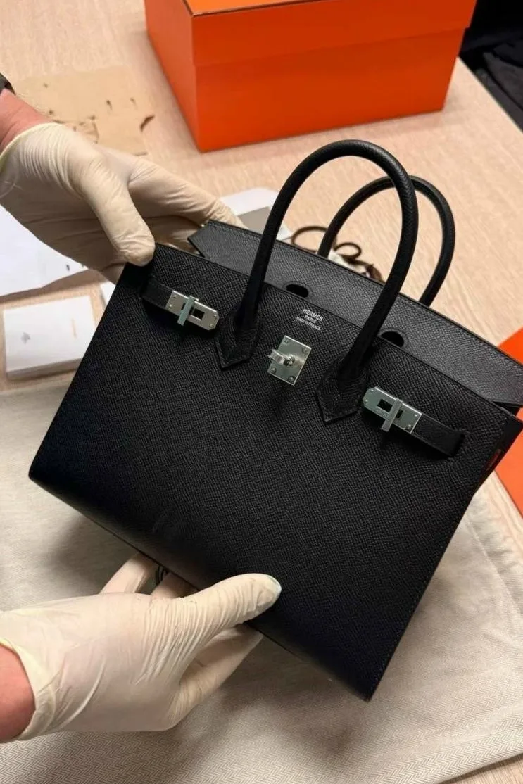 В аэропорту Жуковский на таможне остановили пассажирку с сумкой Hermes за 3 миллиона рублей!
 
Дорог