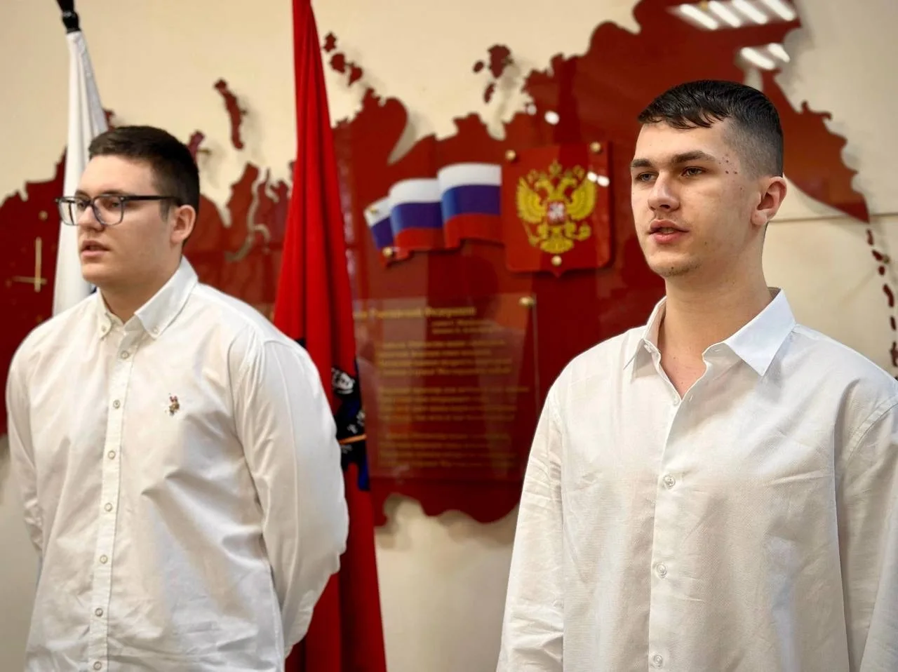 🇷🇺 Новая учебная неделя в нашей школе традиционно началась с церемонии поднятия Государственного фла