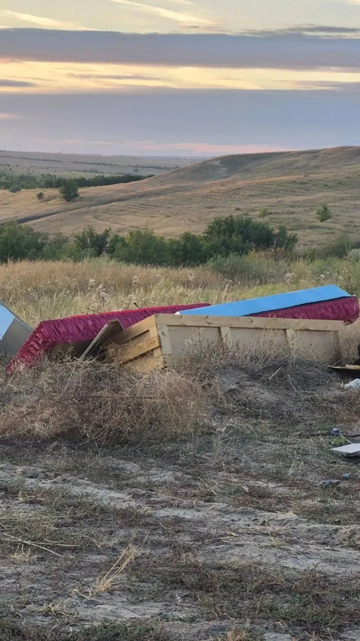 На кладбище в Камышине обнаружили стихийную свалку из цинковых гробов и транспортировоч...