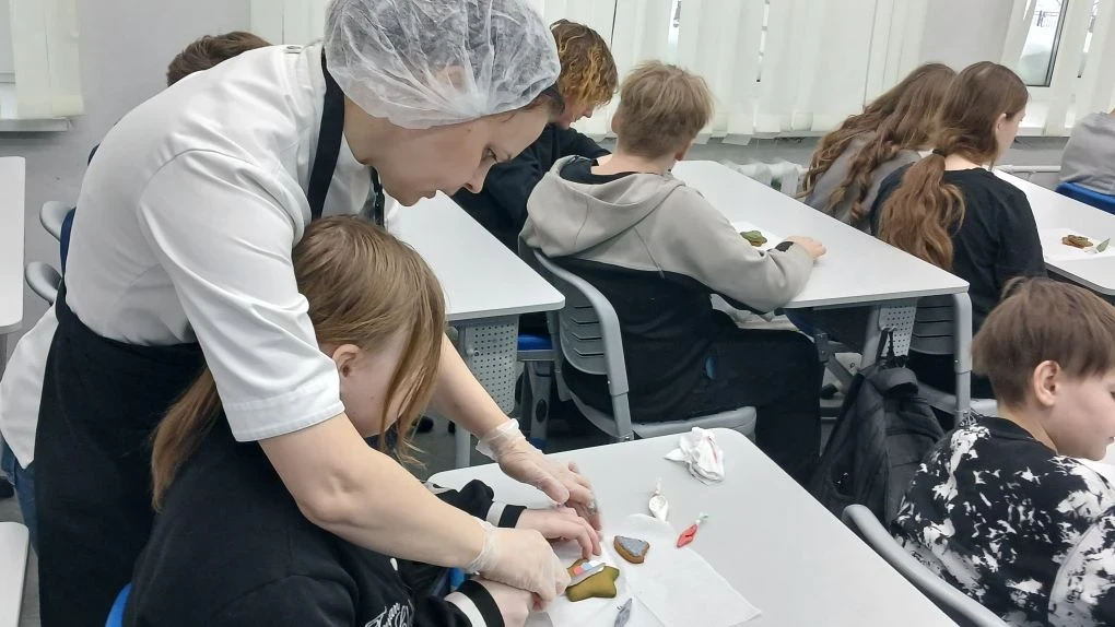 🍪 Сегодня в нашей школе прошел интересный мастер-класс по росписи пряников. В рамках акции «СВО — Сл