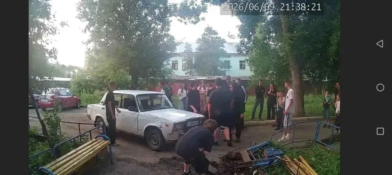 Молодой парень на Жигулях в лавочку и ограждение на Конституции СССР 22. Если бы на пут...