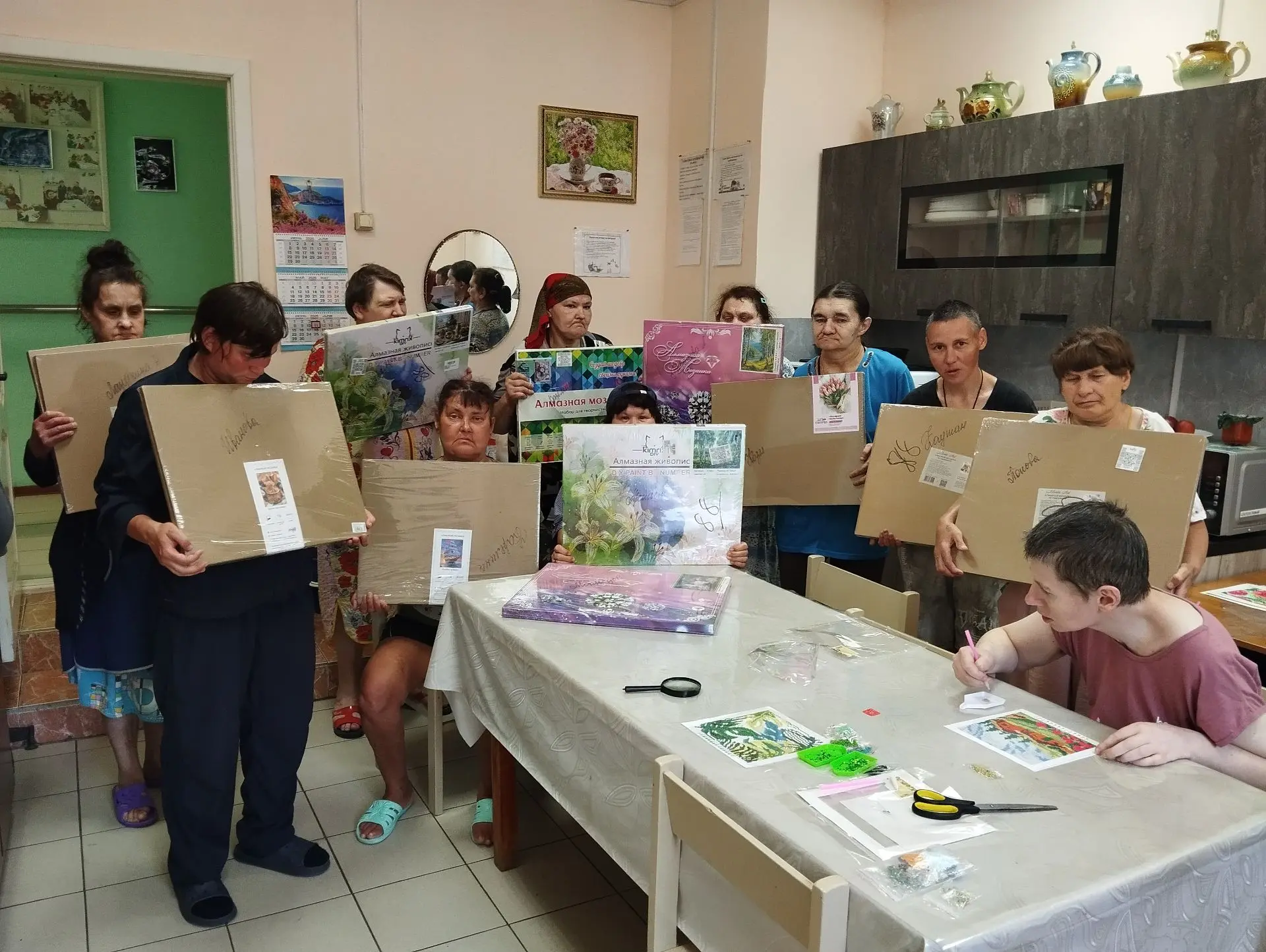 Алмазная мозаика — это волшебное рукоделие, где на холст с клейкой основой по специальной схеме выкл