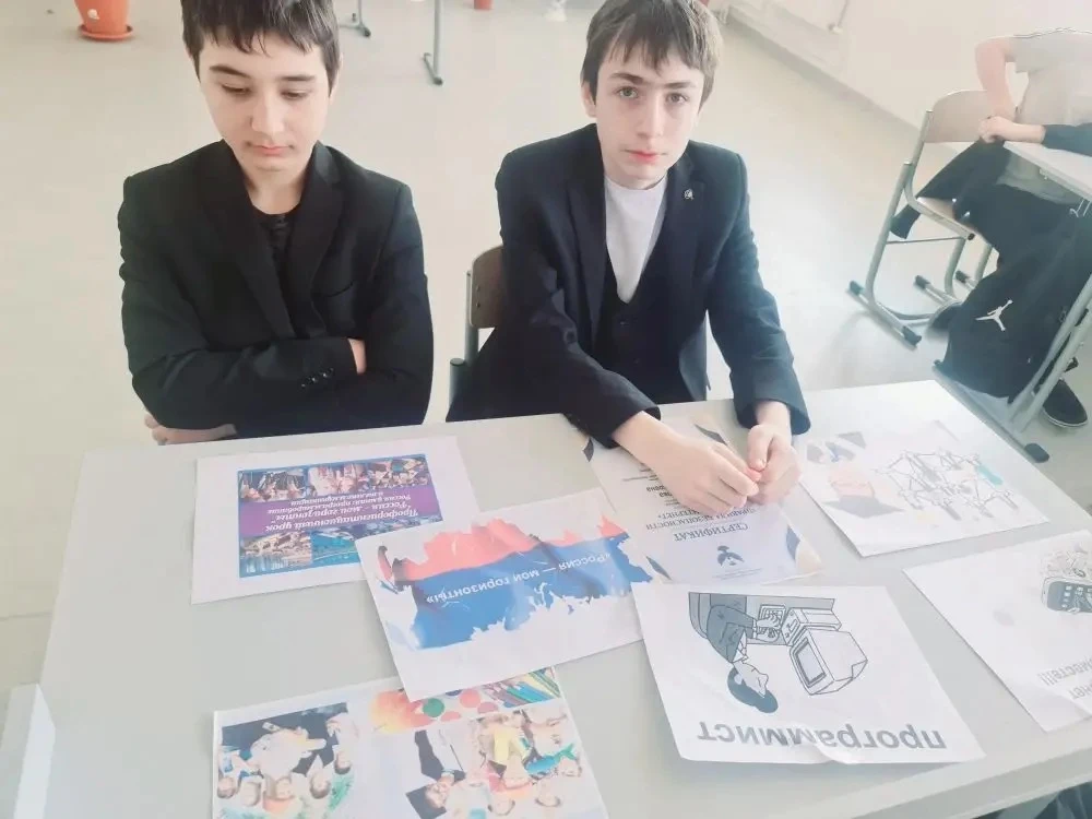 🇷🇺 Сегодня, в рамках увлекательного курса «Россия – мои горизонты», в 8 классе под руководством клас