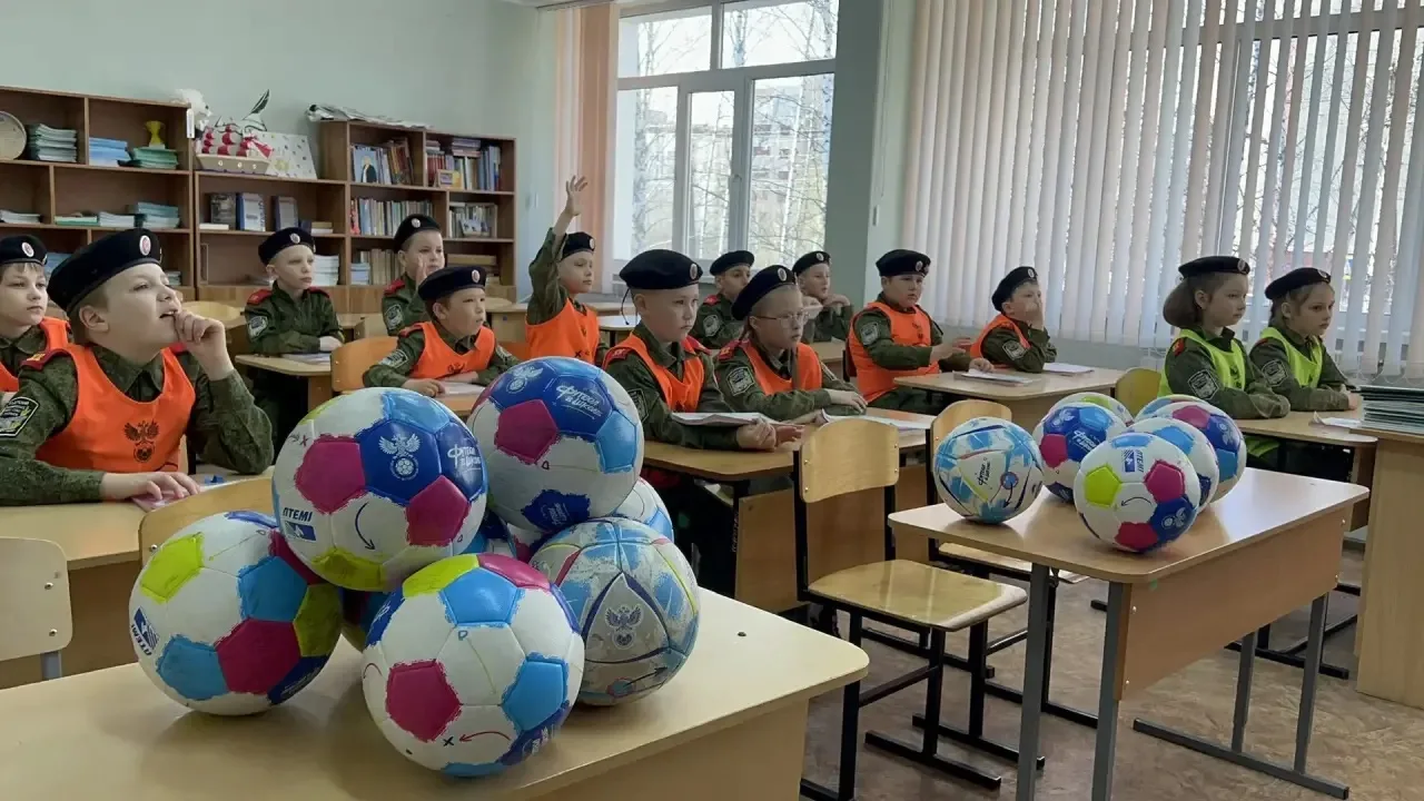 МОБУ СОШ с. Засечное: «Футбол помогает».  Ученики 2В кадетского класса МОБУ СОШ с. Засечное приняли 