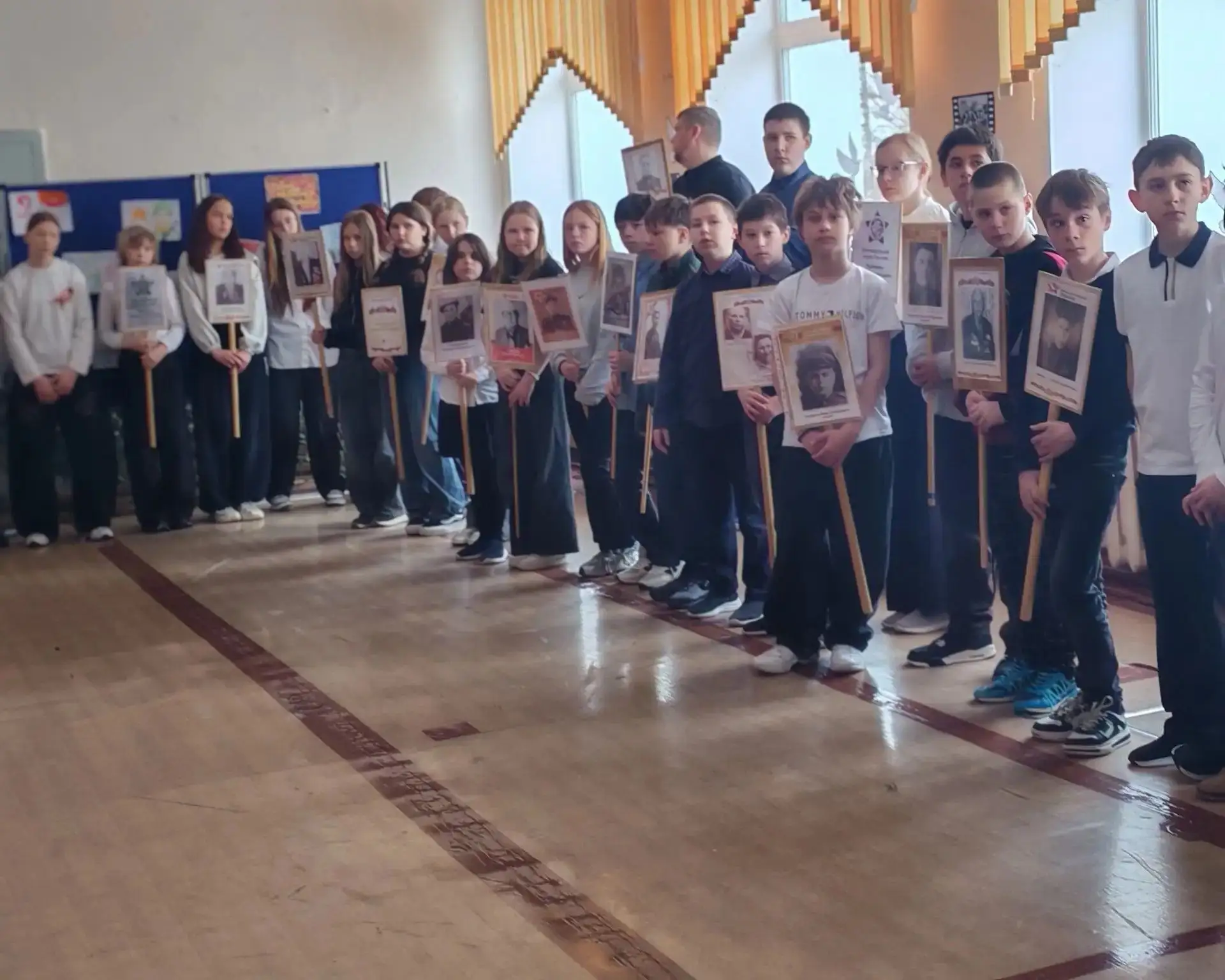 В нашей школе состоялась торжественная памятная линейка, посвящённая Дню Победы.