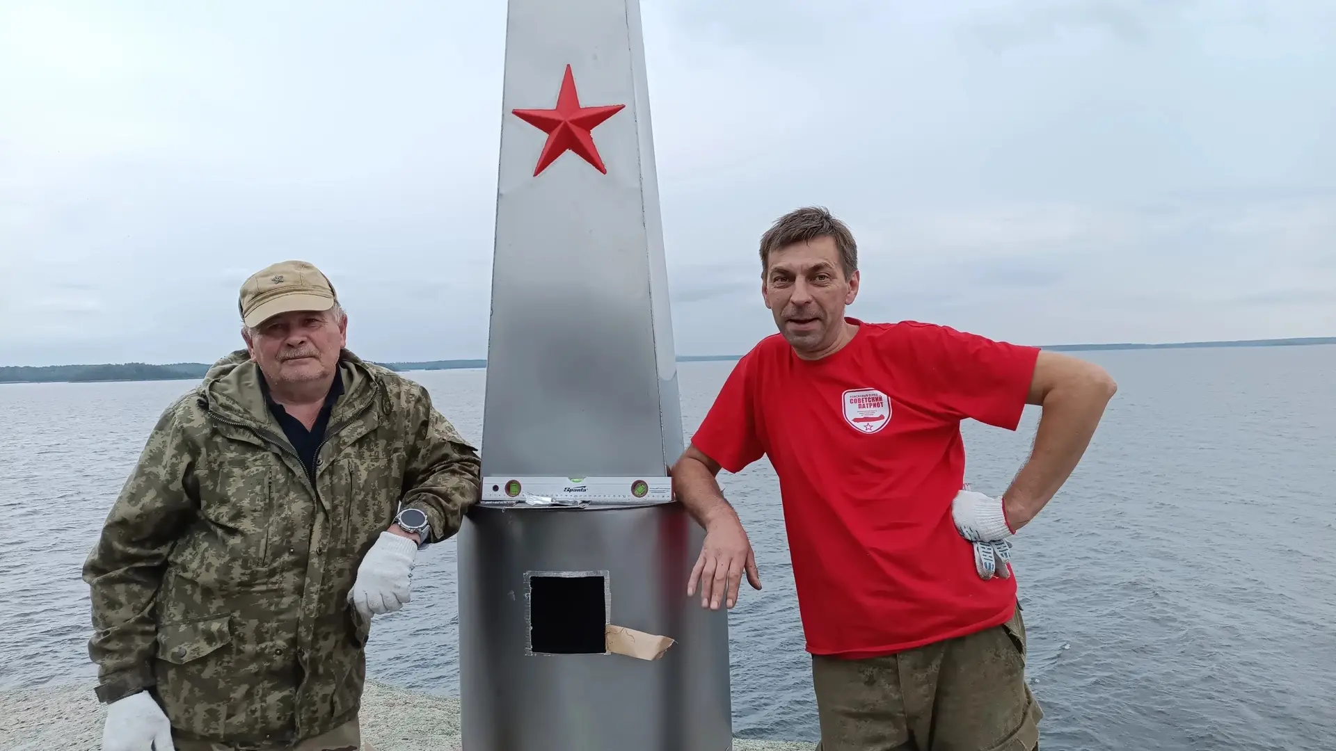 🏅 В минувшие выходные на скале острова Большой Игольчатый появилась стела. Установкой ...