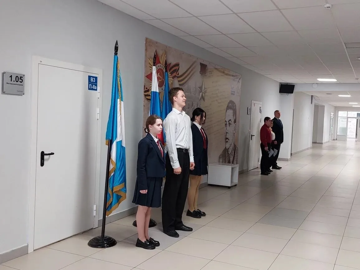 🇷🇺 Учебная неделя в лицее началась с торжественной линейки, посвящённой 81-й годовщине Победы в Вели