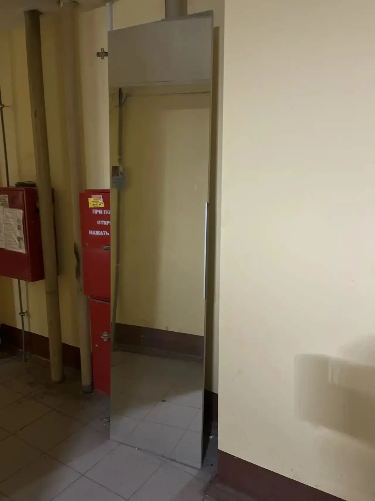 Отдам даром дверь от шкафа с зеркалом , забирать с Глушко 22г , 89534846382
