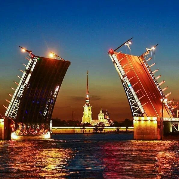 🏛Летний Петербург бесконечно прекрасен! 
 Здесь хочется гулять и наслаждаться каждым мгновением 

1