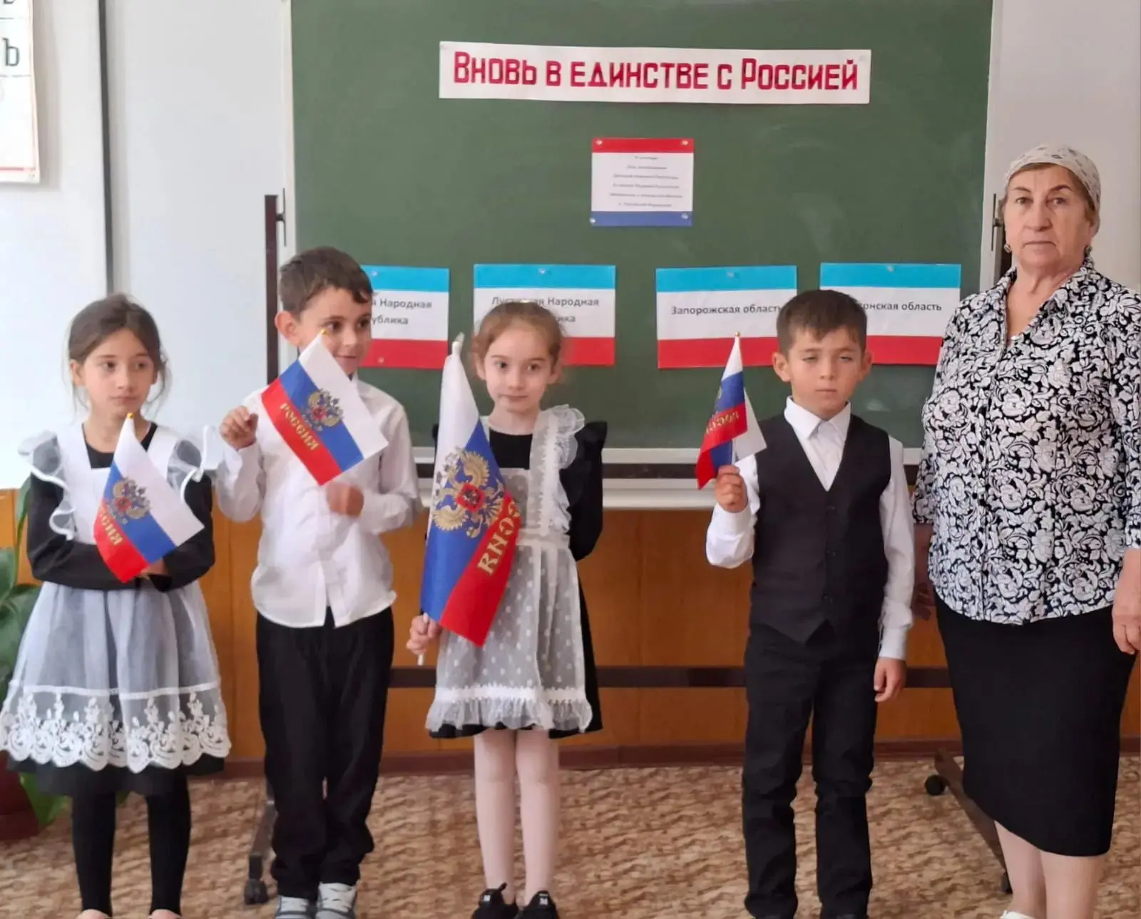 В рамках Года единства народов России во 2 "А" классе совместно с сельской библиотекой ...