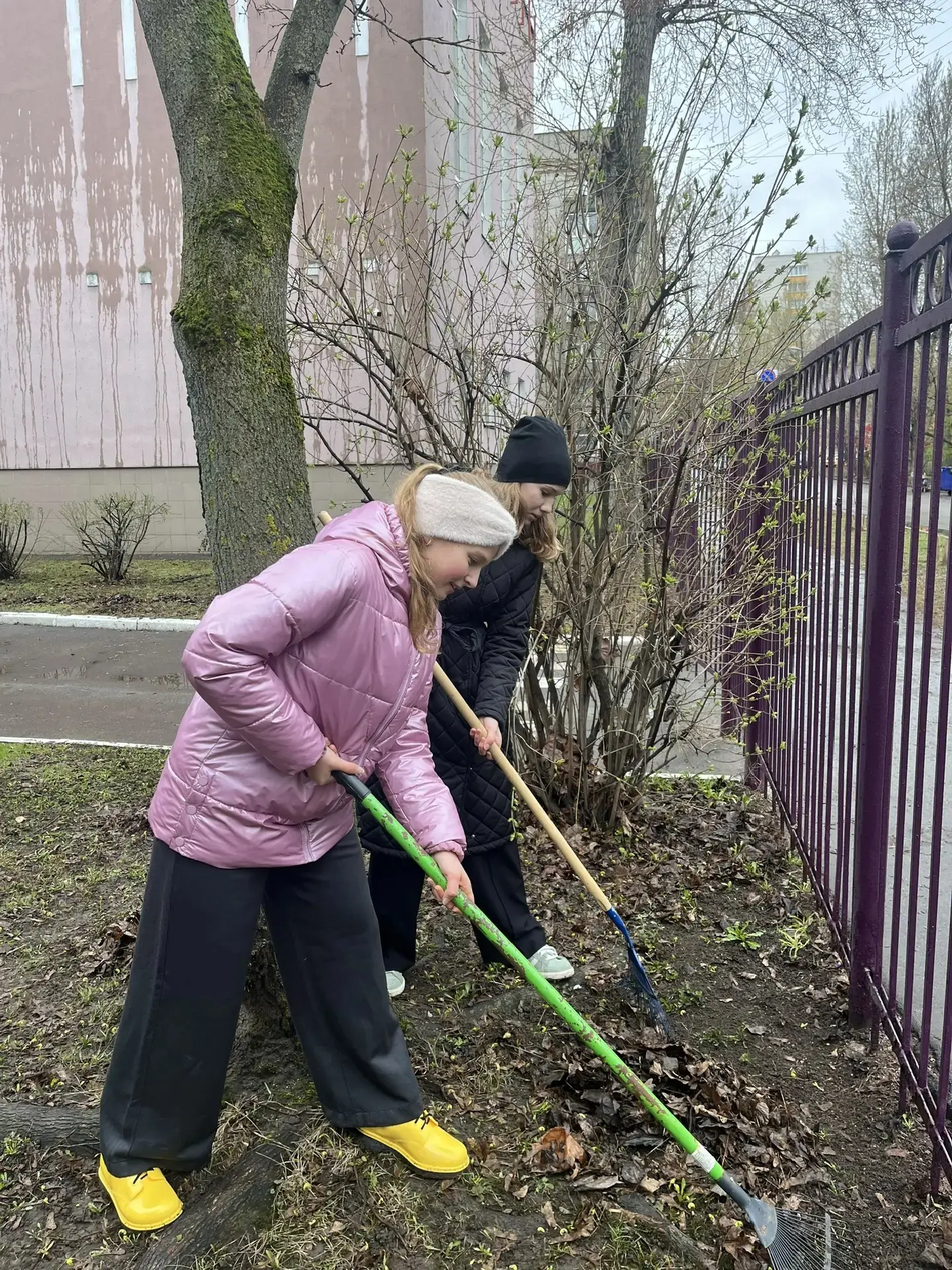 Городской субботник   Сегодня был полезный день! С утра мы дружным коллективом За нужный труд, отбро