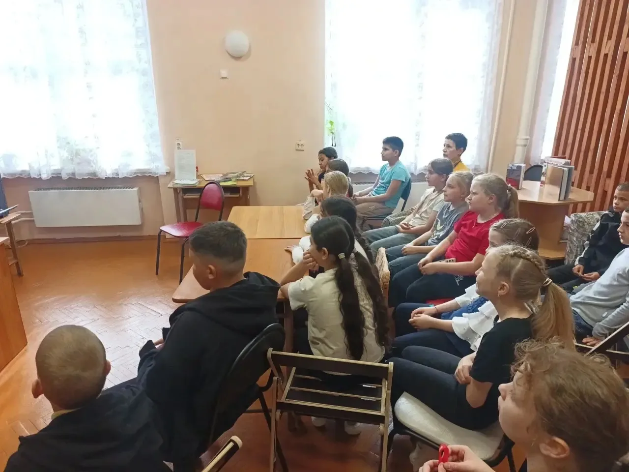 4 б и 4 в посетили библиотеку"Заводская"