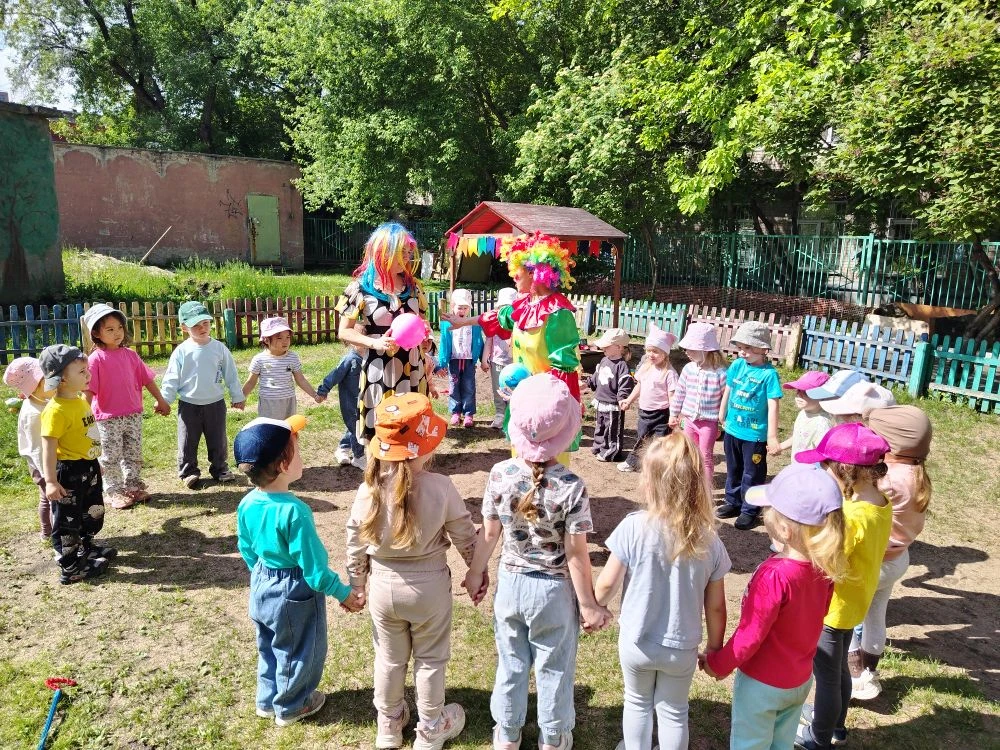 «С первым днём лета и Днём защиты детей! Пусть детство будет счастливым, а лето — безза...