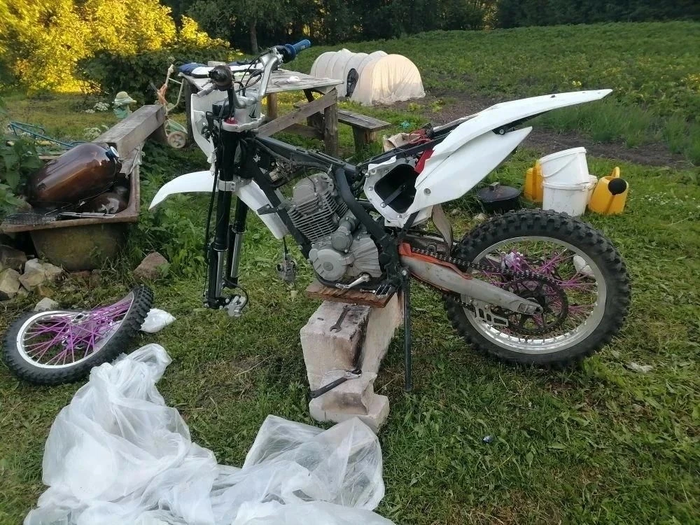🚔 Житель Красносельского района украл чужой мотоцикл и начал разбирать его на запчасти.