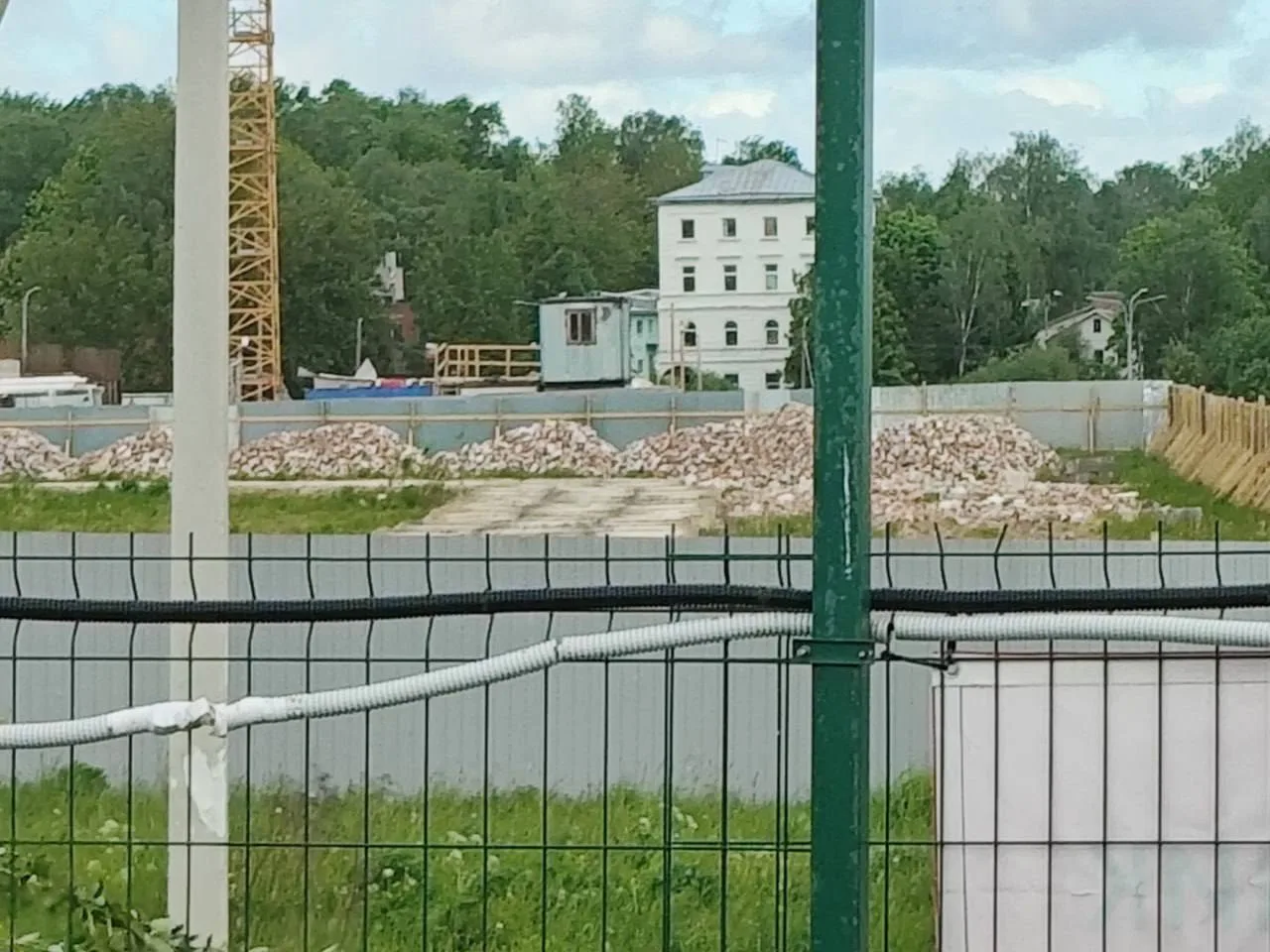 📚 На Родниковой строят школу и ещё один детский сад

Стало известно, что рядом со строящимся детски