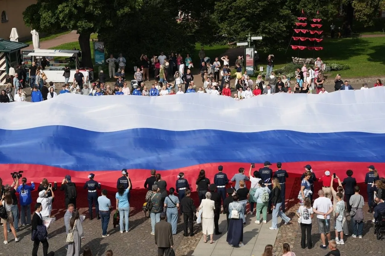 Тем временем в Петропавловской крепости развернули 50‑метровый флаг России — акция приу...