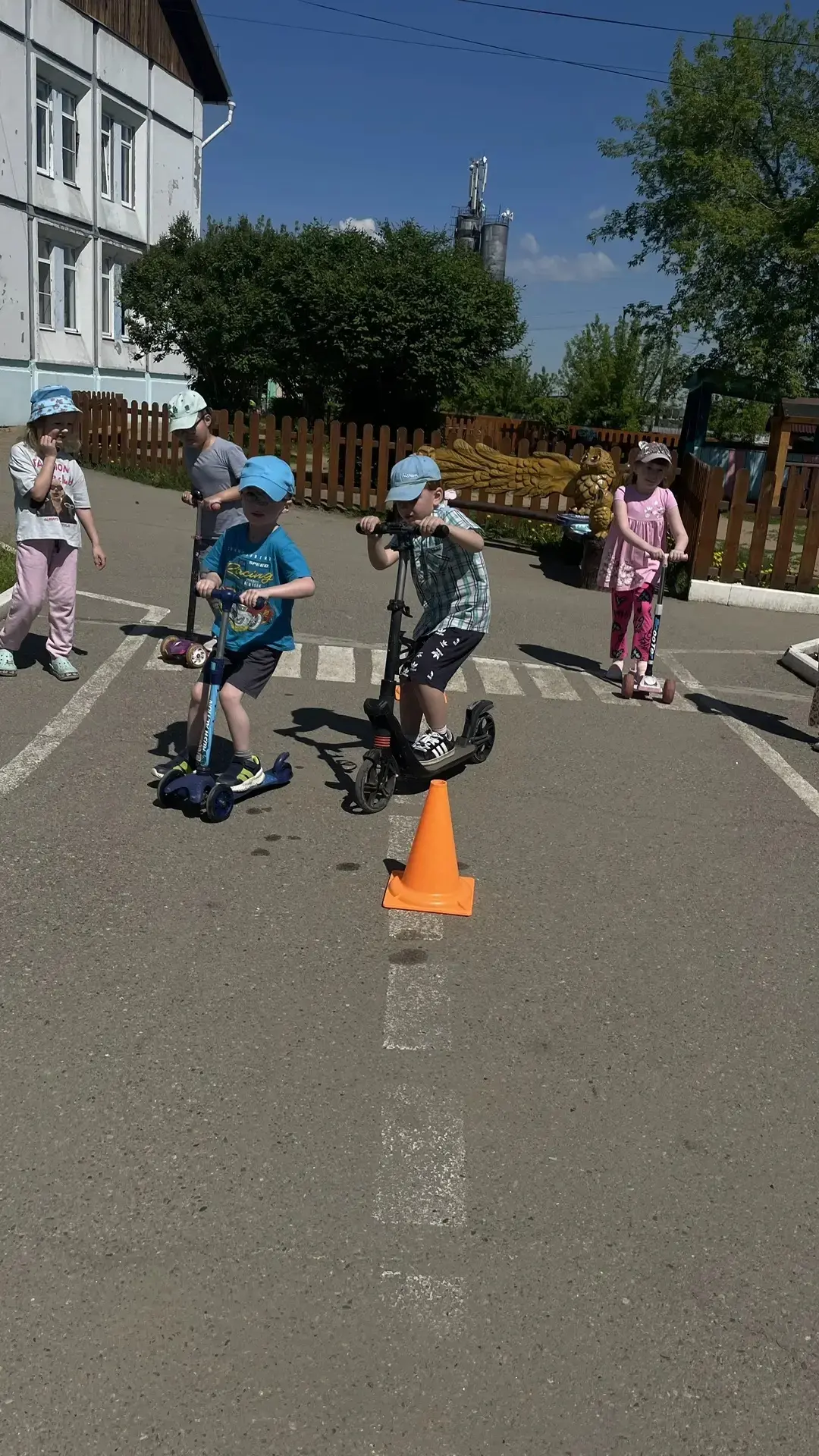 Сегодня на прогулке наши маленькие водители — группы «Бусинки» и «Жемчужинки»— устроили настоящие го
