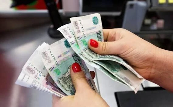 💸 Россияне начали активнее пользоваться наличными — теперь ими оплачивается каждый третий чек.

Сре