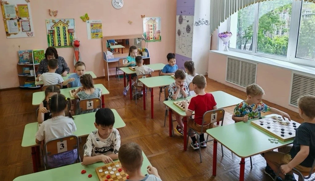 Шашечный марафон: дошколята стали гроссмейстерами!

На этой неделе в детских садах города царит дух 