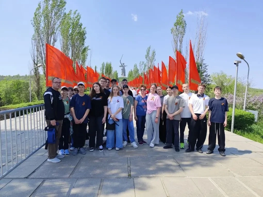 День Победы в Городе-герое Волгоград 9 мая 2026 года, группа учащихся и учителей школы №4 посетили Г