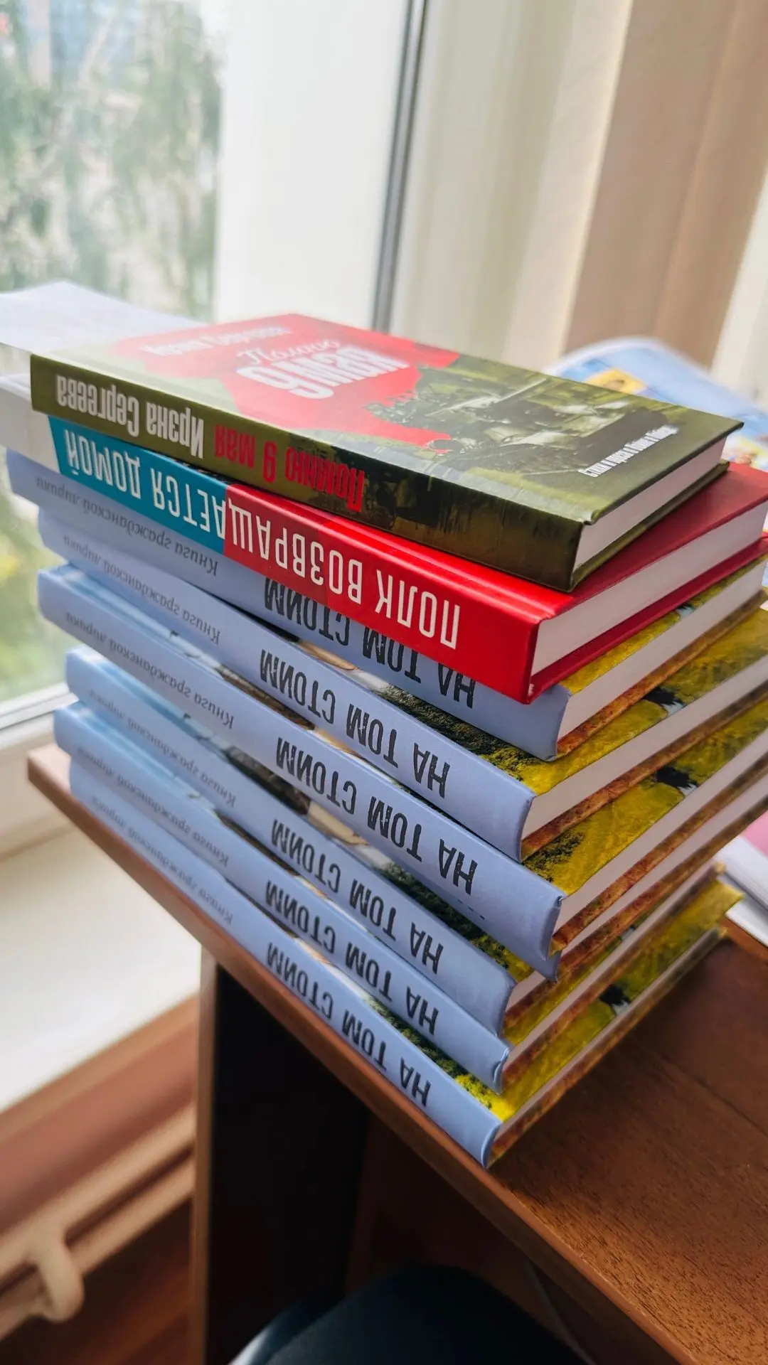 Пушкинская библиотека с радостью сообщает о  пополнении книжного фонда. На этот раз подарком для наш