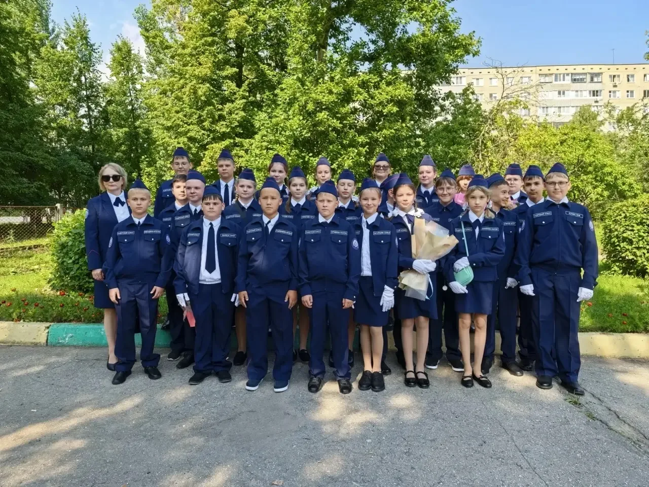 День знаний в школу вас зовет,