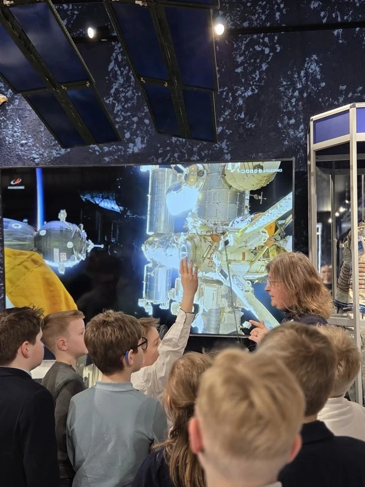 В преддверии 65‑й годовщины Дня космонавтики 🌠🚀 ученики 2А класса вместе с классным руководителем Ол