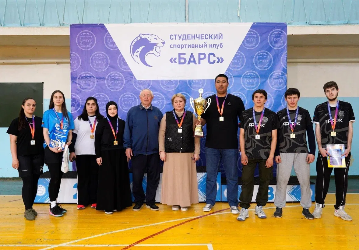 🥇Команда факультета физической культуры — победитель турнира по микс-волейболу среди студентов КЧГУ!