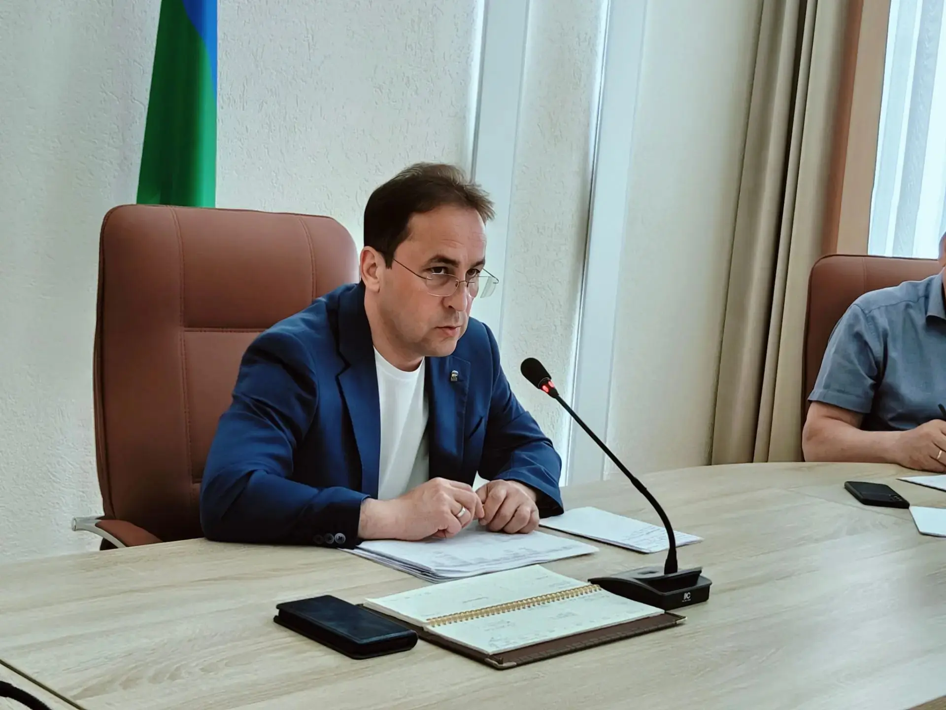 Провел еженедельное аппаратное совещание с руководителями структурных подразделений Адм...