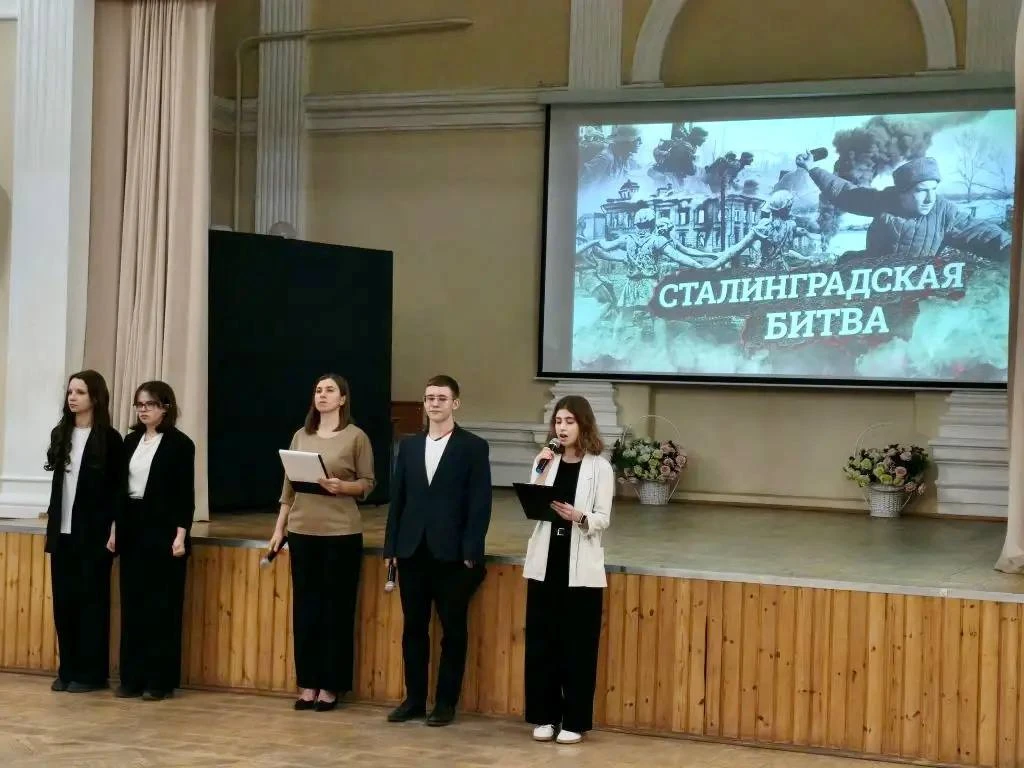 Сегодня в нашей школе по традиции учебная неделя началась с торжественной линейки, посвящённой подня