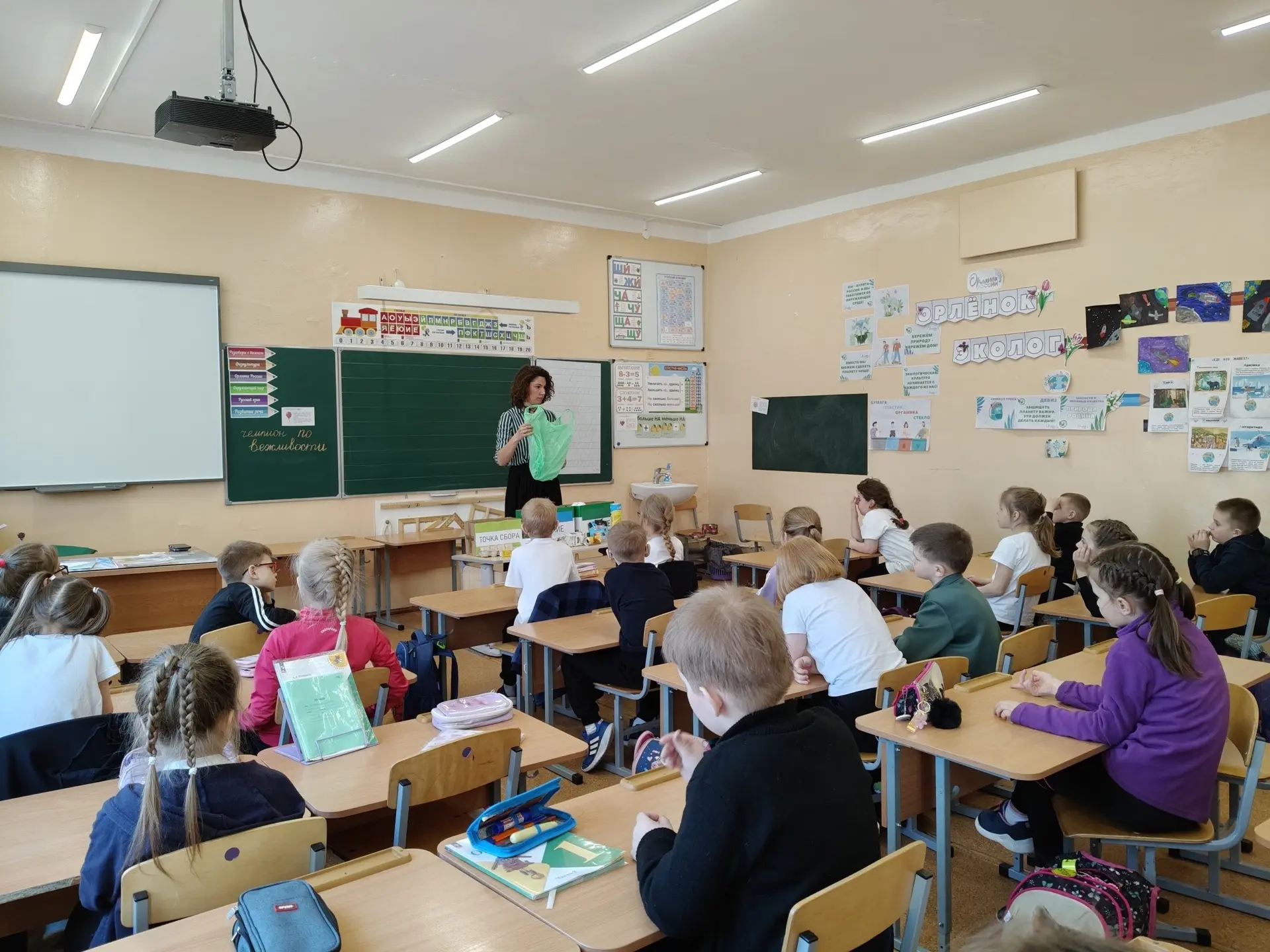 🌿 Второй экоурок от АЭО: учимся сортировать и готовимся к «Электросбору»  На прошлой неделе наши реб