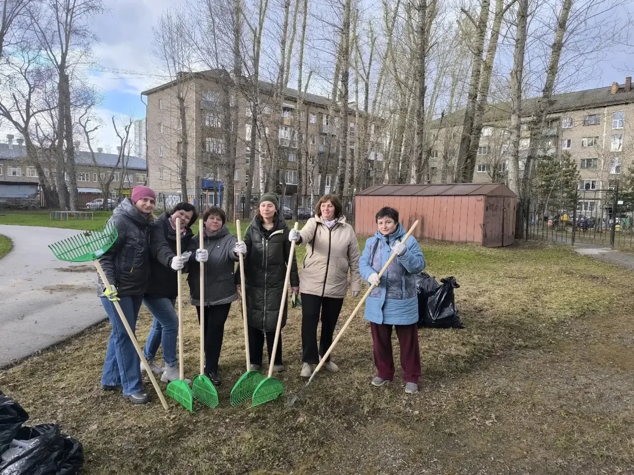 🧹Приводим территорию школы в порядок вместе!   На весеннюю уборку территории вышли не только ученики