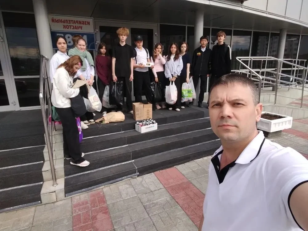 #БлагоТвори 

🤝 Добро объединяет! 🤝

Ученики 7 «Г» класса вместе с классным руководителем Ситдиков
