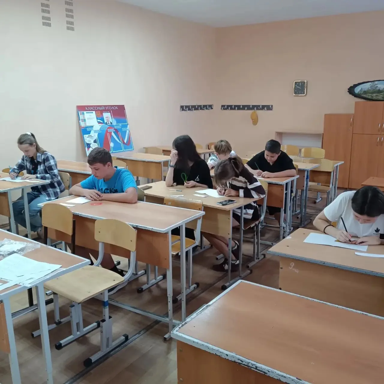Мы вспомнили школьную программу по математике. С помощью координат рисовали различных ж...